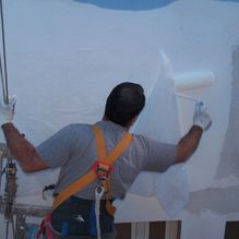 INTERLUZ PINTURAS Y REVESTIMIENTOS persona pintando pared